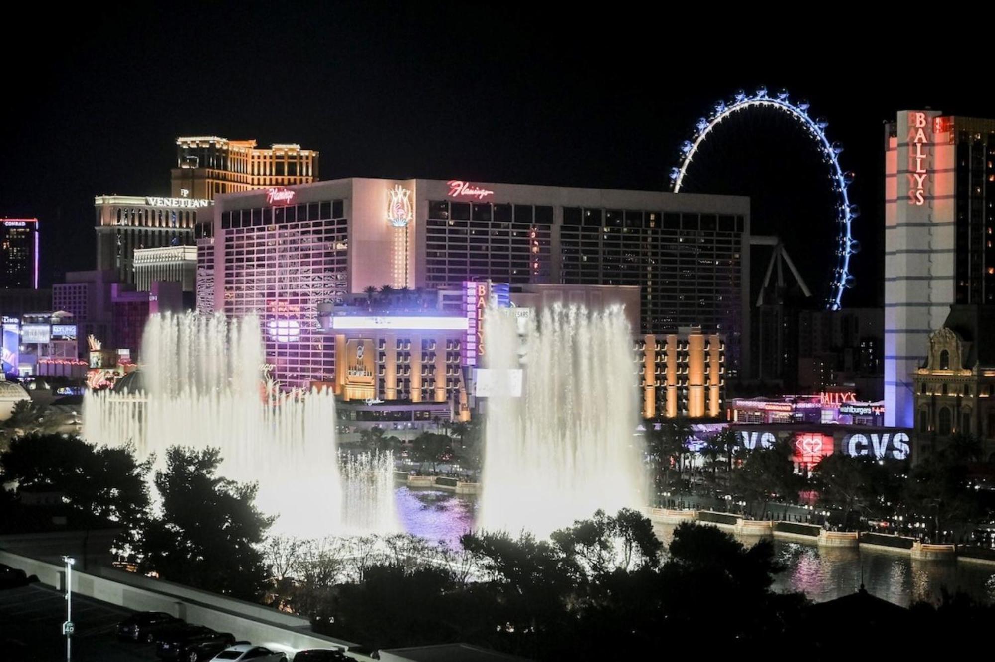 Iconic Vegas Views - 6 Comfy Beds, No Resort Fees, Center Strip! لاس فيغاس المظهر الخارجي الصورة